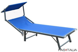 Lettino blu con parasole Lettino blu con parasole